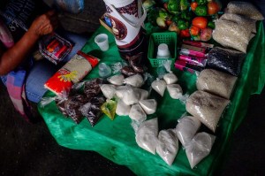El empobrecimiento del venezolano lo obliga a comprar cucharadas de comida (fotos)