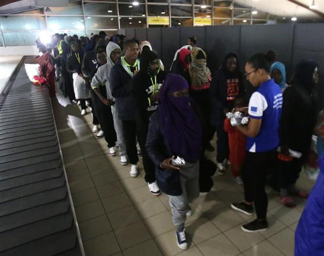  Migrantes de Costa de Marfil regresan de Libia hoy, lunes 20 de noviembre de 2017, en Abidjan (Costa de Marfil). 150 inmigrantes fueron repatriados desde Libia por el Estado de Costa de Marfil en colaboración con la OIM (Organización Internacional para las Migraciones). EFE/LEGNAN KOULA