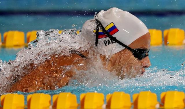 La nadadora venezolana Isabella Paez compite en la prueba 200m mariposa en los XVIII Juegos Bolivarianos