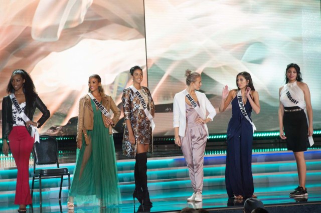 VEG007. LAS VEGAS (NV, EE.UU.), 23/11/2017.- Fotografía cedida por la Organización Miss Universo, donde aparecen de izquierda a derecha, las candidatas de Bahamas, Yasmine Cooke; de Barbados, Lesley Chapman-Andrews; de Venezuela, Keysi Sayago; de Suecia, Frida Fornander; de Filipinas, Rachel Peters, y de Uruguay, Marisol Acosta, durante un ensayo hoy, jueves 23 de noviembre de 2017, en el The AXIS at Planet Hollywood de Las Vegas (EE.UU.). Las 95 candidatas han estado ensayando, filmando y preparándose durante toda la semana para representar a sus países este 26 de noviembre, en Las Vegas, en el certamen de belleza más importante del mundo, Miss Universo. EFE/Patrick Prather/Miss Universo/SOLO USO EDITORIAL/NO VENTAS