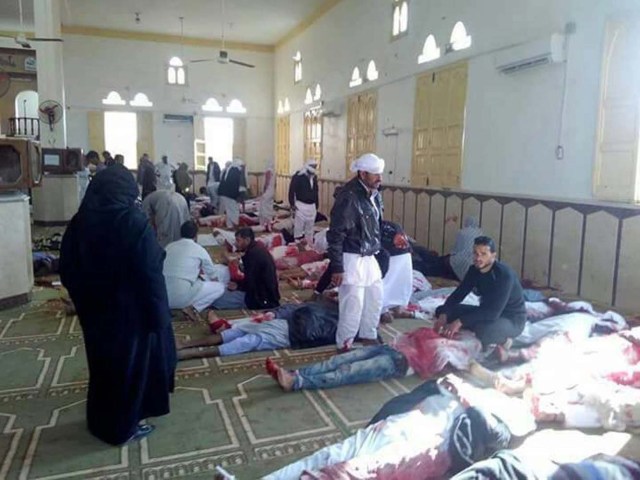 EPA077. ARISH (EGIPTO), 24/11/2017.- Varias personas permanecen junto a cuerpos sin vida en el interior una mezquita contra la que se ha perpetrado un ataque, en la ciudad de Al Arish, en el norte de la península del Sinaí (Egipto), hoy 24 de noviembre de 2017. Al menos 54 personas murieron y 75 resultaron heridas en el ataque terrorista, informó hoy la agencia oficial de noticias, MENA. Los atacantes colocaron artefactos explosivos de fabricación casera alrededor de la mezquita y los hicieron detonar a la salida de los fieles del rezo del viernes, el día sagrado para los musulmanes, indicó una fuente de seguridad a Efe, que añadió que las personas que pudieron escapar fueron tiroteadas por los extremistas. EFE/ Str ATENCIÓN EDITORES AL CONTENIDO GRÁFICO/ MEJOR CALIDAD DISPONIBLE