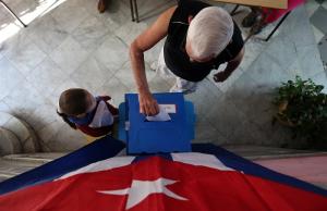 Cubanos en comicios sin oposición y con la mira en nuevo presidente (Fotos)