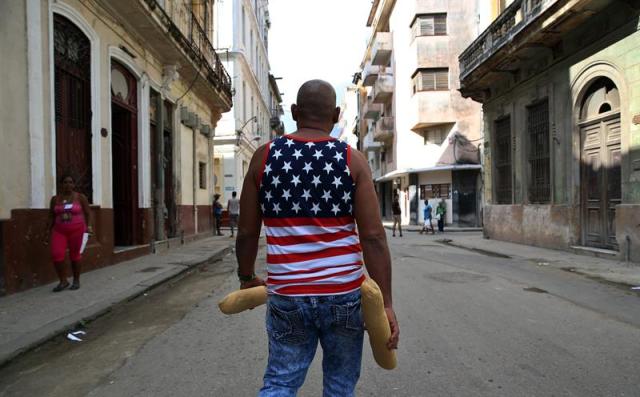 Un hombre sostiene dos panes mientras camina por una calle hoy, domingo 26 de noviembre de 2017, en La Habana (Cuba). EFE/Alejandro Ernesto