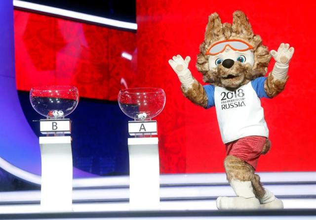 Zabivaka, mascota de la Copa del Mundo FIFA Rusia 2018, participa en el ensayo del sorteo de emparejamientos para el Mundial de fútbol 2018 en el Palacio del Kremlin, en Moscú (Rusia) hoy, 29 de noviembre de 2017. El sorteo se realizará el próximo 1 de diciembre. EFE/ Sergei Chirikov