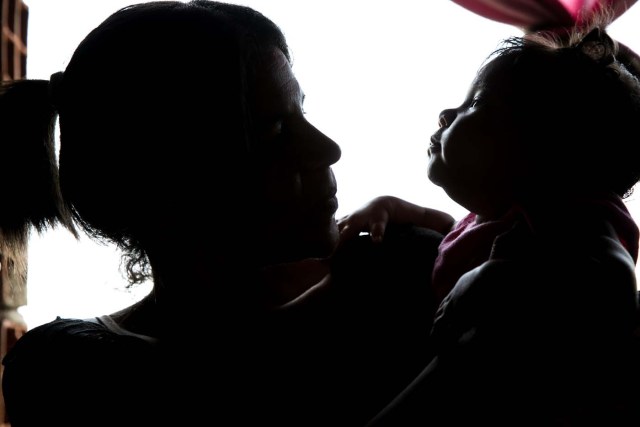 ACOMPAÑA CRÓNICA VENEZUELA CRISIS - CAR001. LA GUAIRA (VENEZUELA) - Fotografías del 21 de septiembre del 2017 de "Verónica" (nombre que prefirió usar para proteger su identidad) quien padece de Malaria, acompañada de su hija "Ana" que padece de ceguera parcial secuela de la enfermedad de la madre en la ciudad de La Guaira (Venezuela). El repunte de al menos tres enfermedades infecciosas y víricas en Venezuela ha dejado ver el debilitamiento de su sistema sanitario, y especialistas aseguran que la fuerte presencia de difteria, malaria y sarampión, se debe, entre otras cosas, a la poca vigilancia y a la falta de medidas preventivas. EFE/MIGUEL GUTIÉRREZ