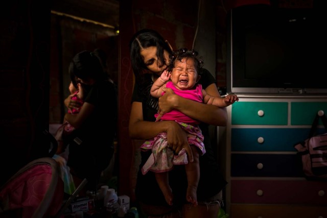 ACOMPAÑA CRÓNICA VENEZUELA CRISIS - CAR001. LA GUAIRA (VENEZUELA) - Fotografías del 21 de septiembre del 2017 de "Verónica" (nombre que prefirió usar para proteger su identidad) quien padece de Malaria, acompañada de su hija "Ana" que padece de ceguera parcial secuela de la enfermedad de la madre en la ciudad de La Guaira (Venezuela). El repunte de al menos tres enfermedades infecciosas y víricas en Venezuela ha dejado ver el debilitamiento de su sistema sanitario, y especialistas aseguran que la fuerte presencia de difteria, malaria y sarampión, se debe, entre otras cosas, a la poca vigilancia y a la falta de medidas preventivas. EFE/MIGUEL GUTIÉRREZ
