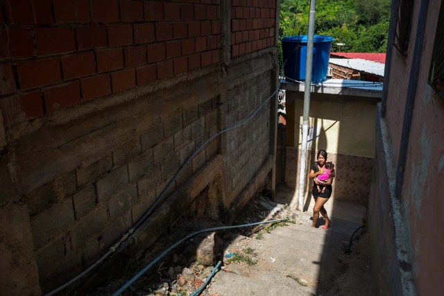 ACOMPAÑA CRÓNICA VENEZUELA CRISIS - CAR13. LA GUAIRA (VENEZUELA) - Fotografías del 21 de septiembre del 2017 de "Verónica" (nombre que prefirió usar para proteger su identidad) quien padece de Malaria, acompañada de su hija "Ana" que padece de ceguera parcial secuela de la enfermedad de la madre en la ciudad de La Guaira (Venezuela). El repunte de al menos tres enfermedades infecciosas y víricas en Venezuela ha dejado ver el debilitamiento de su sistema sanitario, y especialistas aseguran que la fuerte presencia de difteria, malaria y sarampión, se debe, entre otras cosas, a la poca vigilancia y a la falta de medidas preventivas. EFE/MIGUEL GUTIÉRREZ