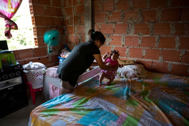 ACOMPAÑA CRÓNICA VENEZUELA CRISIS - CAR14. LA GUAIRA (VENEZUELA) - Fotografías del 21 de septiembre del 2017 de "Verónica" (nombre que prefirió usar para proteger su identidad) quien padece de Malaria, acompañada de su hija "Ana" que padece de ceguera parcial secuela de la enfermedad de la madre en la ciudad de La Guaira (Venezuela). El repunte de al menos tres enfermedades infecciosas y víricas en Venezuela ha dejado ver el debilitamiento de su sistema sanitario, y especialistas aseguran que la fuerte presencia de difteria, malaria y sarampión, se debe, entre otras cosas, a la poca vigilancia y a la falta de medidas preventivas. EFE/MIGUEL GUTIÉRREZ