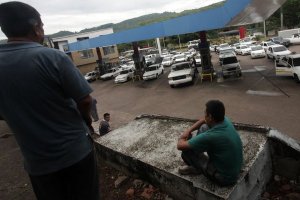 Bombas cerradas y largas colas para surtir de gasolina en San Cristóbal