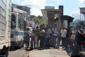 Se acabó el transporte en Táchira: Usuarios son trasladados en camionetas piratas