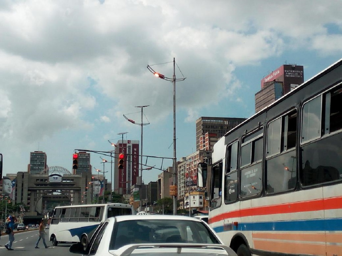 ¿Y el consumo eficiente? Bombillos de la avenida Bolívar están encendidos a plena luz del día
