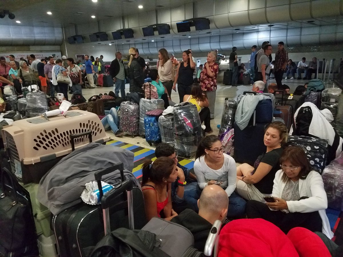 Pasajeros de aerolíneas venezolanas continúan “varados” en Maiquetía