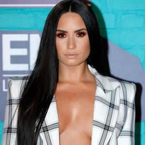 ¡Nada a la imaginación! Demi Lovato se fue sin ropa interior a la gala de los MTV EMA 