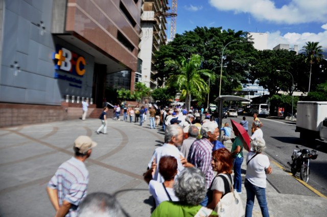 Pensionados hacen colas para cobrar - Fotos: News Report