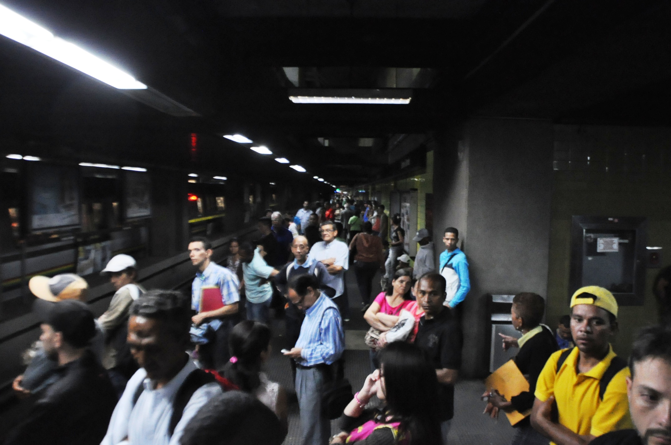 Retraso en la Línea 1 del Metro de Caracas por tren con fallas en la estación La Hoyada #31Ene
