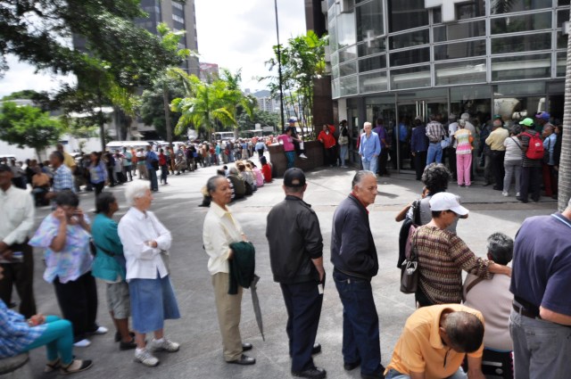 Pensionados hacen colas para cobrar - Fotos: News Report
