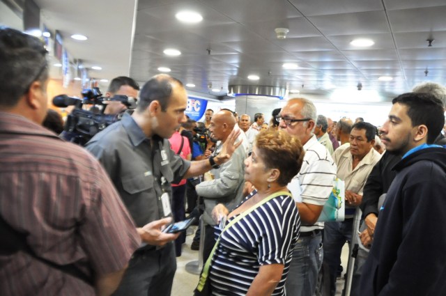 Pensionados hacen colas para cobrar - Fotos: News Report