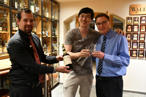 El invitado de China (centro) y el hotelero Sandro Bernasconi (derecha). El coleccionista Macallan de Asia acaba de recibir un vaso de whisky por 9999 francos.
