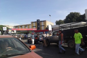 Denuncian que en Guárico se pierden hasta cinco horas en cola por gasolina