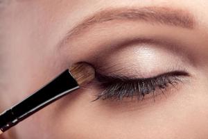 Conoce el “eye contouring”, el truco de maquillaje perfecto para agrandar tus ojos