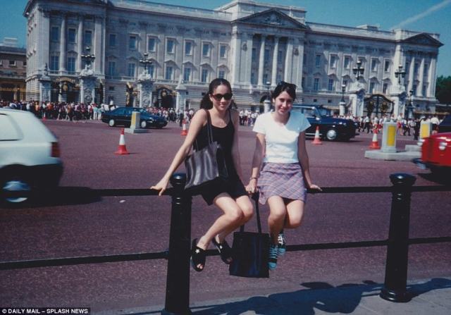 Meghan Markle, de 15 años, posa frente al Palacio de Buckingham, con su amiga Ninaki Priddy, durante un viaje por Europa en 1996 (Foto Daily Mail)