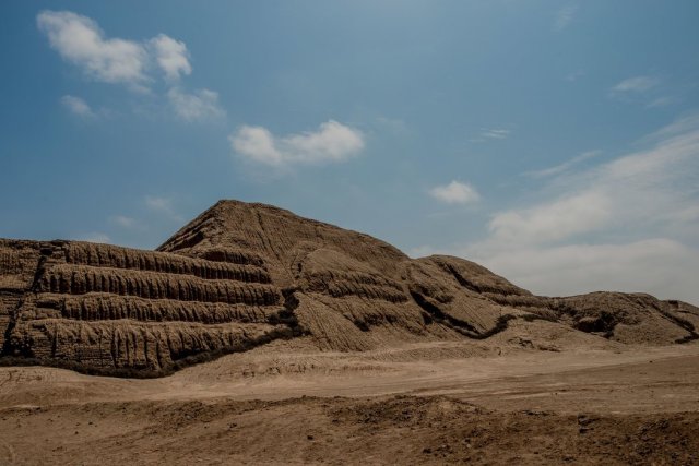 La Huaca del Sol en Trujillo, Perú, fue construida por los moches, que establecieron un sistema de ingeniería hidráulica. (Foto: Tomas Munita para The New York Times)