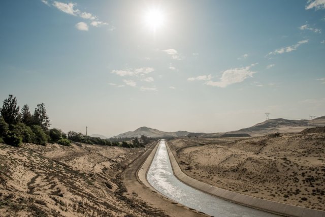 El canal madre del proyecto de irrigación Chavimochic corre a lo largo del desierto, al sur de Trujillo, Perú. (Foto: Tomas Munita para The New York Times)