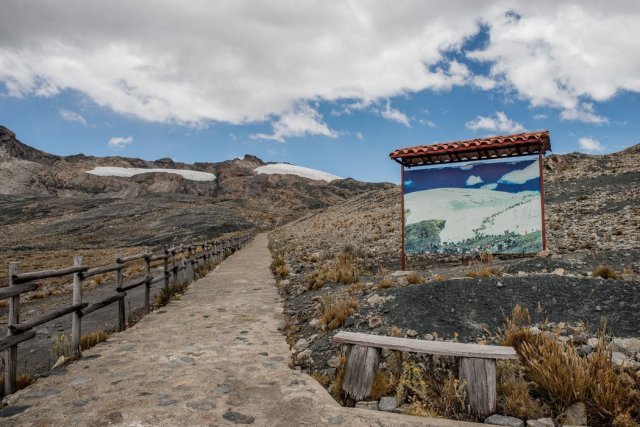 En el camino al glaciar de Pastoruri, en Áncash, Perú, hay una fotografía de cómo se veía hace treinta años el sitio. (Foto:  Tomas Munita para The New York Times)