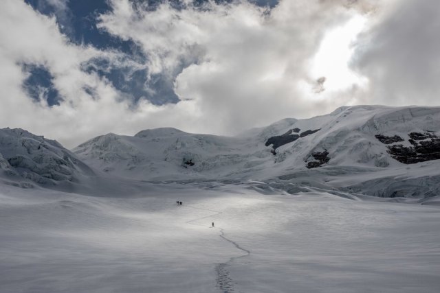 Investigadores de la Autoridad Nacional del Agua peruanas se dirigen a la zona del glaciar Queshque, parte de la Cordillera Blanca. (Foto: Tomas Munita para The New York Times)
