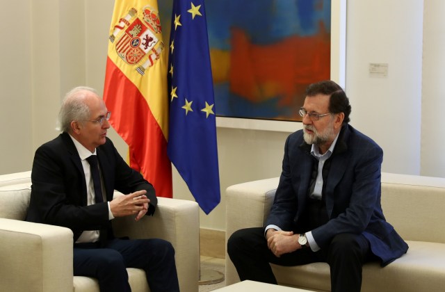 Spain's Prime Minister Mariano Rajoy and Venezuelan opposition leader Antonio Ledezma hold a meeting at Moncloa Palace in Madrid, Spain November 18, 2017. REUTERS/Juan Medina