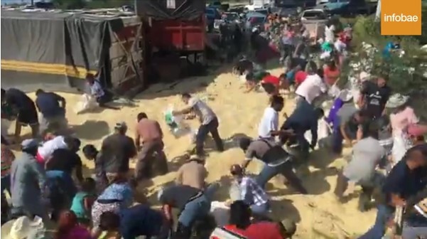 Un camión con 60 toneladas de maíz se volcó en México y pobladores robaron la carga