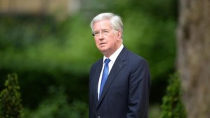 Renunció el ministro de Defensa de Reino Unido tras denuncia por acoso sexual