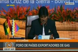 ¡Pasito a pasito! Así obligan al personal de seguridad a prestar atención al discurso de Evo Morales