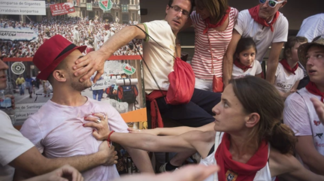 Durante las fiestas de San Fermín, las mujeres suelen ser tocadas sin su consentimiento (AFP)