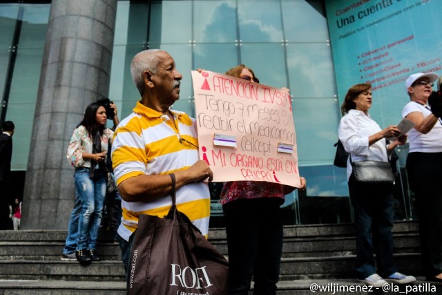 Sector salud acompañado por la sociedad civil protestan para exigir la apertura del canal humanitario - Foto: Will Jiménez - La Patilla