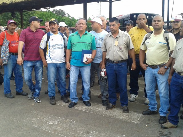 Ángel Osuna y los trabajadores ferromineros que  piden al nuevo gobernador  que escuche sus planteamientos // Foto Prensa