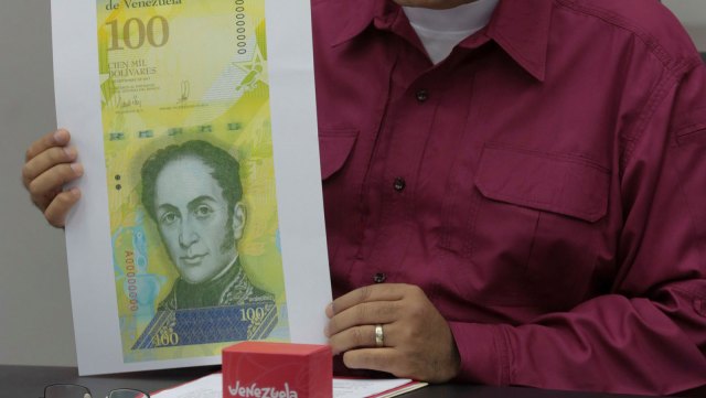 Maduro muestra orgulloso el billete de 100 mil (Foto Reuters)