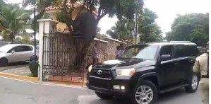 Eso pues… Las “humildes” camioneticas en donde llegó la delegación rojita a Dominicana (+video)