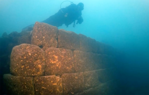 Descubren misterioso castillo de hace 3.000 años sumergido en el mayor lago de Turquía