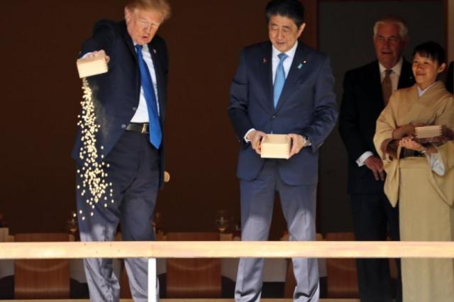 Foto: Donald Trump perdió la paciencia en actividad con peces en Japón / CNN 