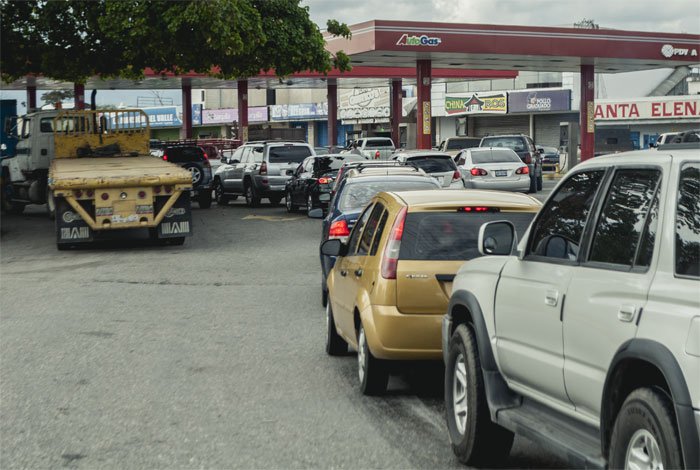 El Clarín de Argentina reseña escasez de gasolina en Venezuela