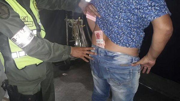 Miembros de la GNB en San Antonio del Táchira capturaron a un sujeto que llevaba seis millones de bolívares adheridos con cinta al cuerpo