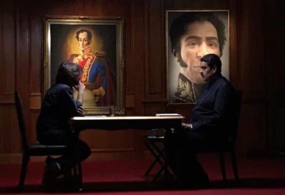 El periodista catalán Jordi évole y el presidente de Venezuela Nicolás Maduro, durante su entrevista. TV