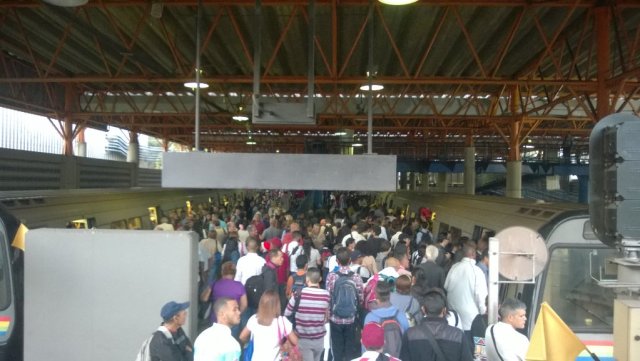Foto: Segundo día con retraso en la L2 del Metro de Caracas  