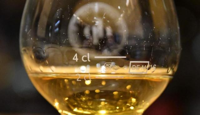 El whisky Macallan del año 1878 por el que un ciudadano chino pagó en agosto 9.999 francos suizos (unos 10.000 dólares) el vaso, en la estación suiza de Saint-Moritz, era falso. (AFP).