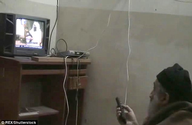 Foto: Osama bin Laden viéndose a sí mismo en televisión / Dailymail