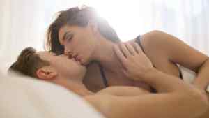 El “beso blanco”, la práctica sexual que pone en riesgo la salud de las mujeres