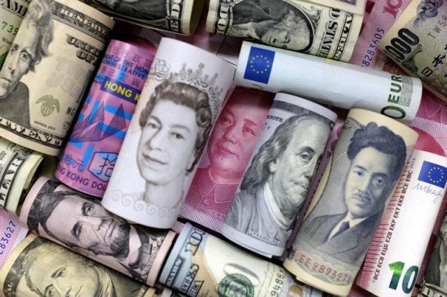  Euro, Dólar de Hong Kong, Dólar estadounidense, Yen japonés, Libra y billetes de 100 yuanes chinos se ven en esta ilustración, 21 de enero de 2016. REUTERS / Jason Lee