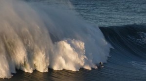 Ouch… El momento en que una ola gigante le rompe la espalda a un campeón de surf (+VIDEO)