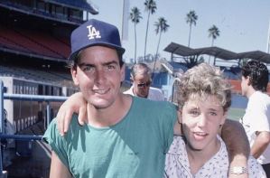 ¡Hollywood en llamas!… Charlie Sheen habría violado a actor de 13 años de edad en 1986